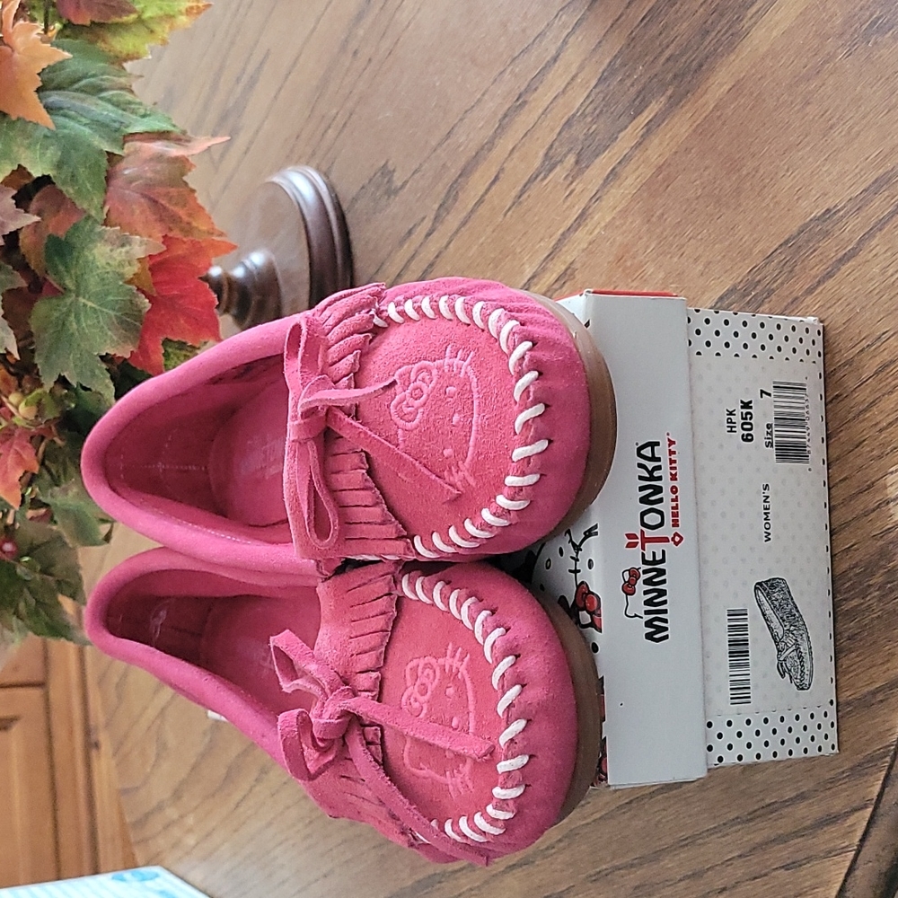 Minnetonka Hello Kitty pink suede moccasin slippers